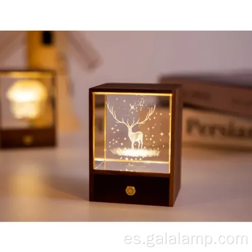 Luz de madera encantada con esfera de cristal